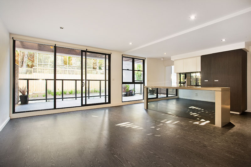 HUGE ENTERTAINER'S TERRACE Picture 2