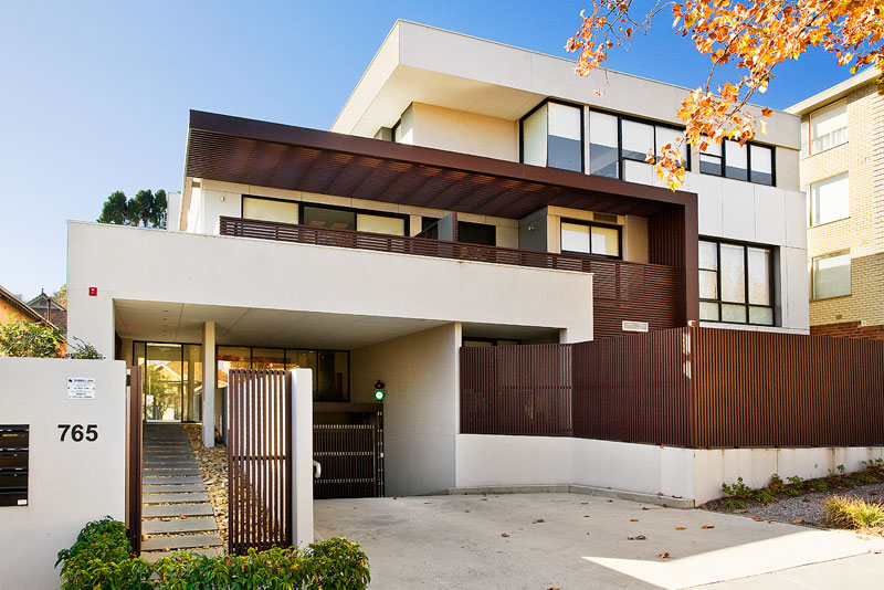 HUGE ENTERTAINER'S TERRACE Picture 1