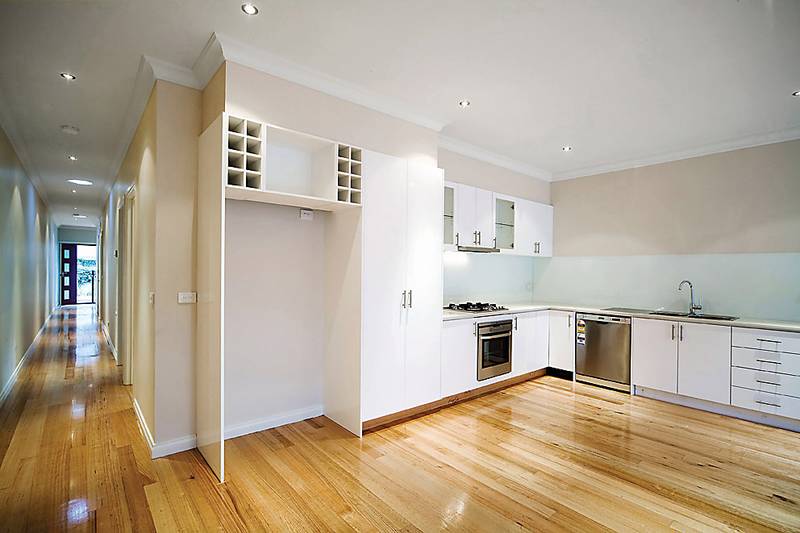 FULL OF STYLISH SURPRISES Picture 2