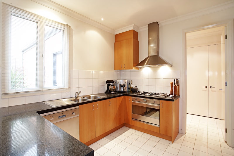 UNDER OFFER AS AT 28/11/09 Picture 2