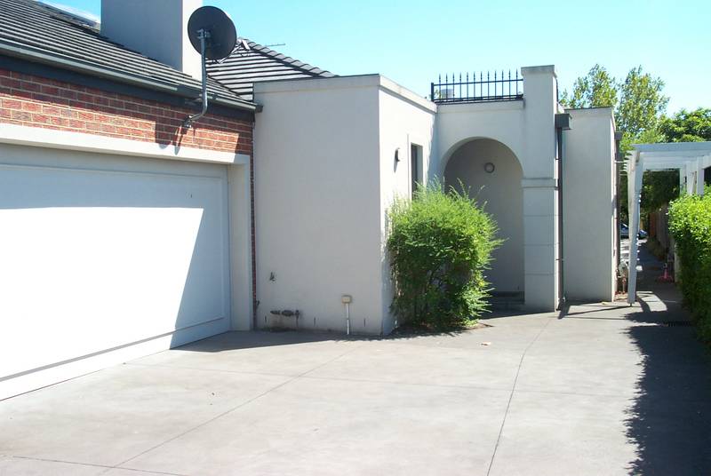 UNDER OFFER AS AT 28/11/09 Picture 1