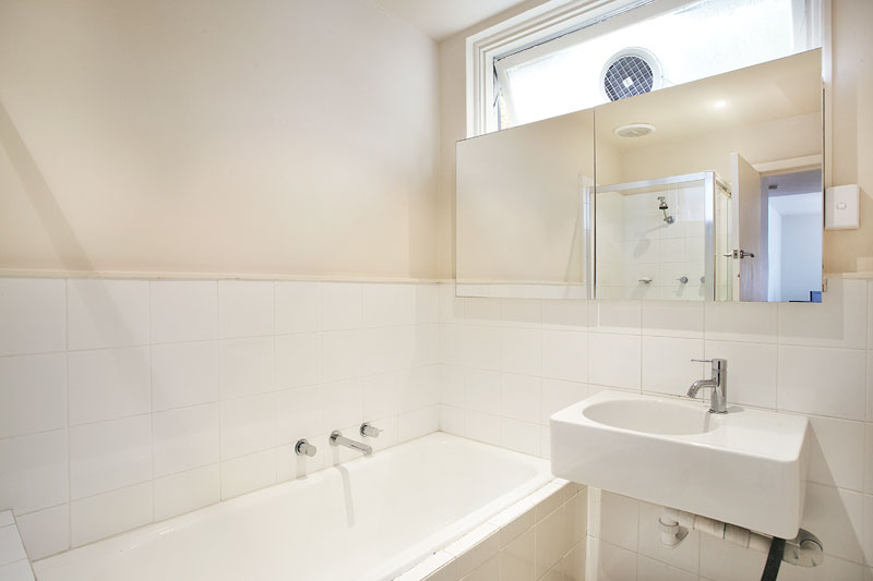 STYLISH 3 BEDROOM APARTMENT WITH LARGE COURTYARD Picture 3