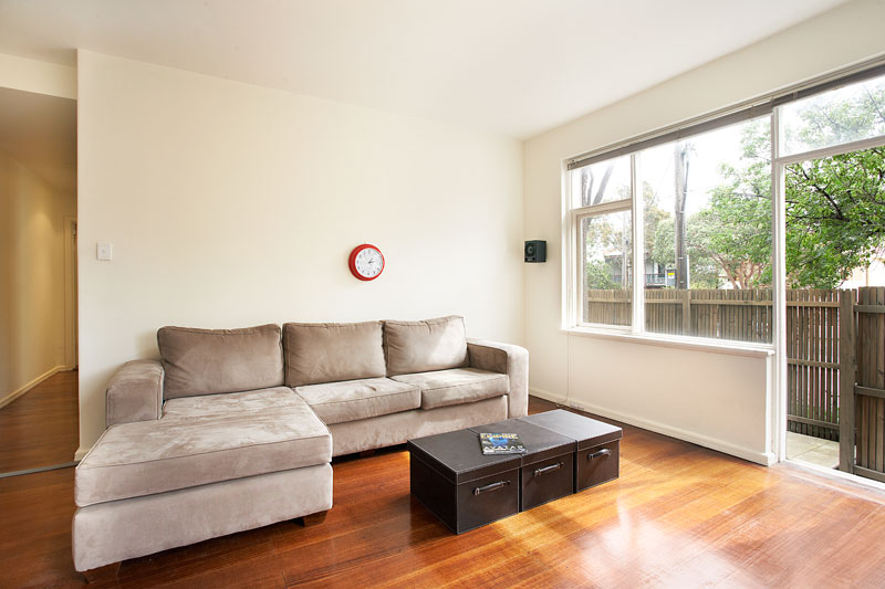 STYLISH 3 BEDROOM APARTMENT WITH LARGE COURTYARD Picture 1