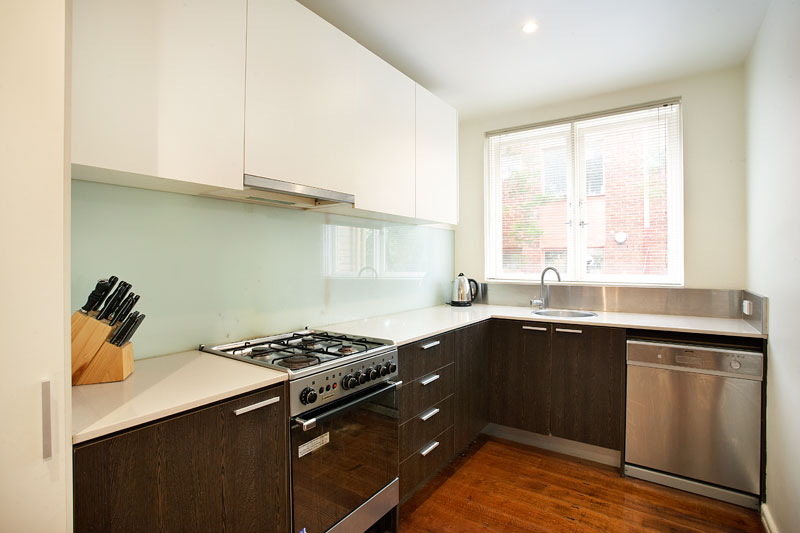 STYLISH 3 BEDROOM APARTMENT WITH LARGE COURTYARD Picture 2