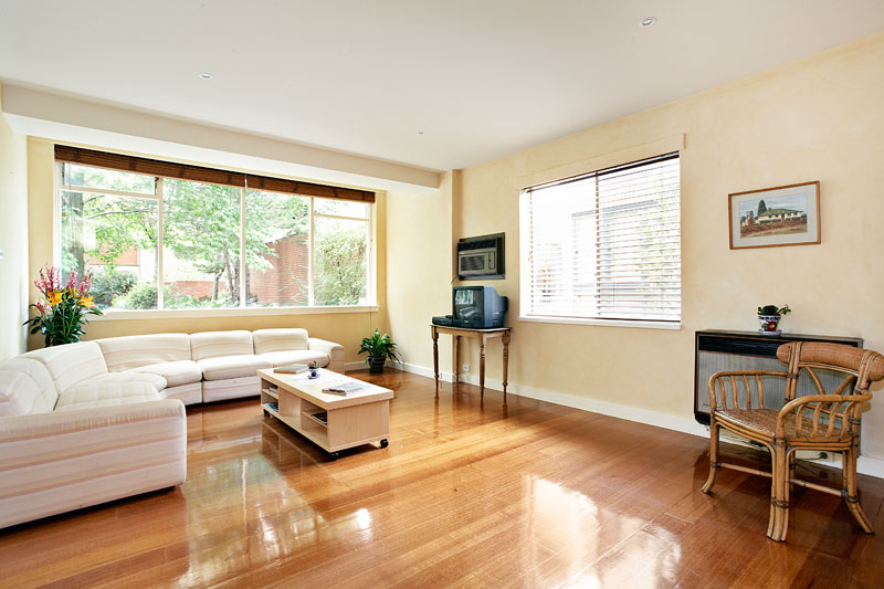 HUGE 3 BEDROOM APARTMENT + 4 CAR GARAGE ON SEPARATE TITLES Picture 2