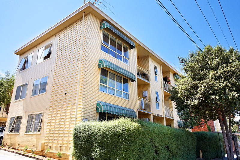 BUDGET BUYERS BEACHSIDE 2 BEDROOM! Picture 1