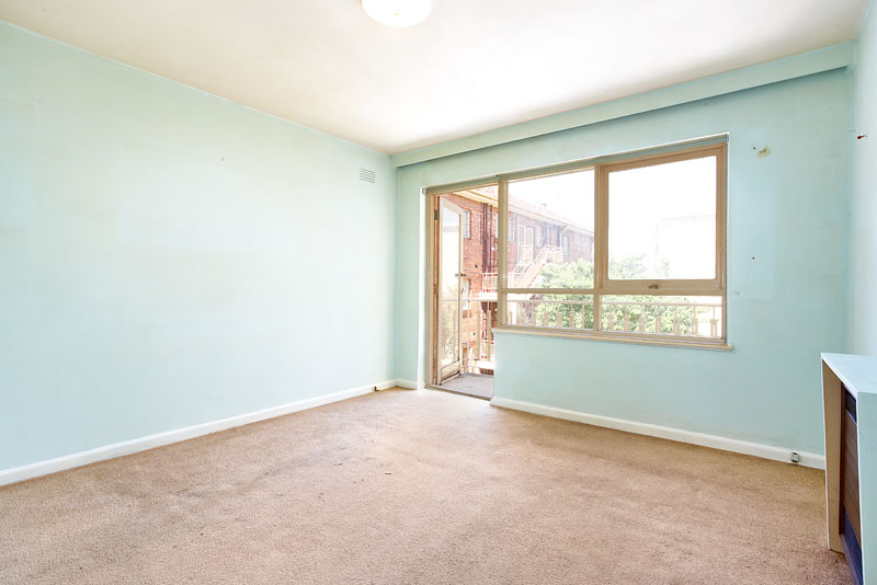 BUDGET BUYERS BEACHSIDE 2 BEDROOM! Picture 2