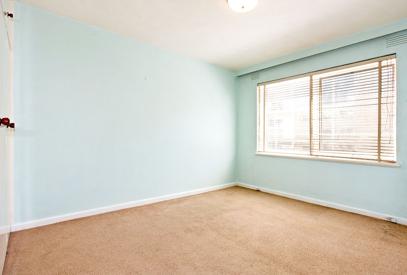 BUDGET BUYERS BEACHSIDE 2 BEDROOM! Picture 3