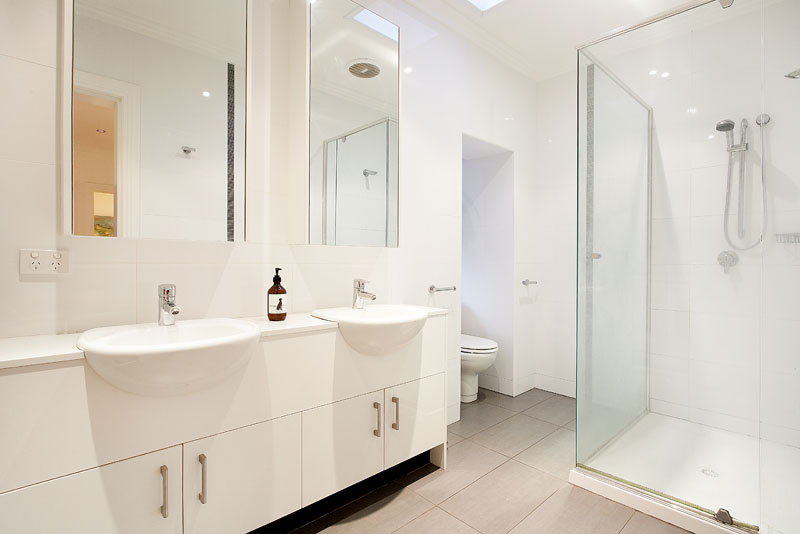 RIVERSIDE MANSION APARTMENT WITH MASSIVE COURTYARD Picture 3