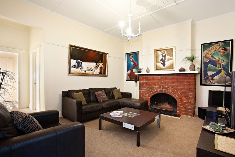 PERIOD CHARM WITH MODERN FLAIR Picture 3