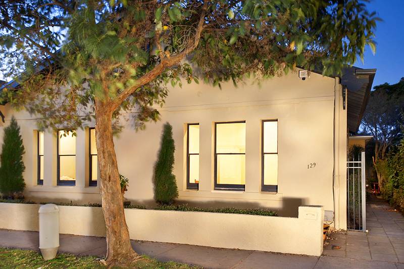 SUPERB BLEND OF PERIOD AND CONTEMPORARY STYLE Picture 1