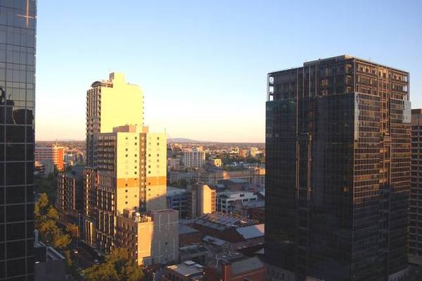 MODERN 2 BEDROOM CITY APARTMENT Picture 2
