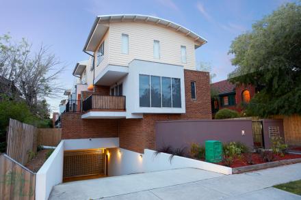 CONTEMPORARY SPLIT LEVEL APARTMENT Picture 1