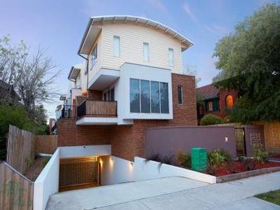 CONTEMPORARY SPLIT LEVEL APARTMENT Picture