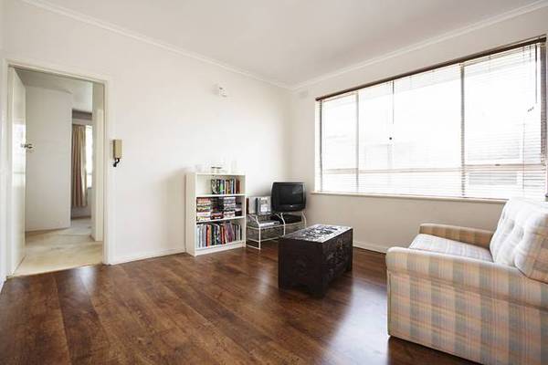 TOP FLOOR LOCATION - BUDGET PRICE! Picture 2