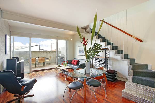 STYLISH ARCHITECTURALLY DESIGNED TOWN RESIDENCE Picture 1