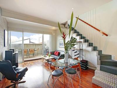 STYLISH ARCHITECTURALLY DESIGNED TOWN RESIDENCE Picture