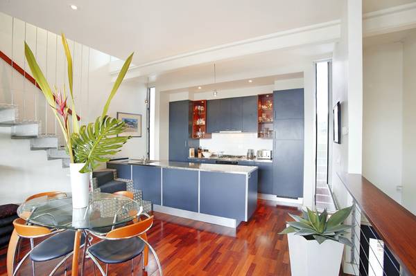 STYLISH ARCHITECTURALLY DESIGNED TOWN RESIDENCE Picture 2