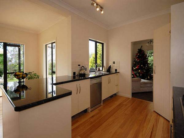 ABSOLUTELY STUNNING Picture 3