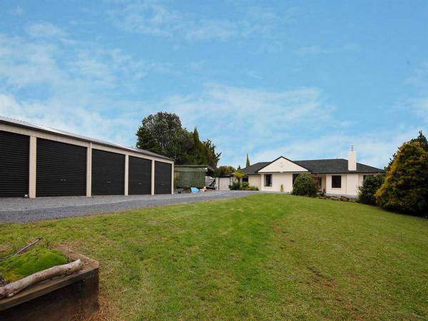 ABSOLUTELY STUNNING Picture 2