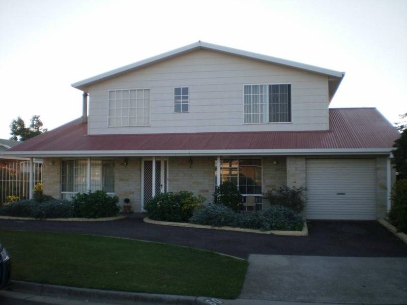 TWO STOREY EXECUTIVE HOMEBRAND NEW! Picture 2