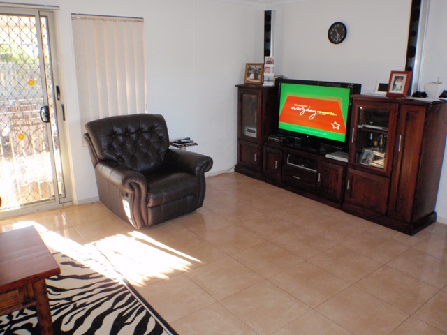 Fully furnished-SIX MONTH LEASE ONLY Picture 3