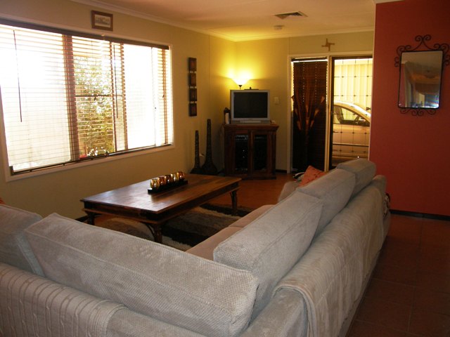 EXECUTIVE HOME IN EXCELLENT LOCATION Picture 2