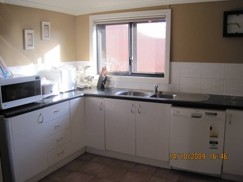 The Convenience of an Office with Accommodation and Ocean Views Picture 2