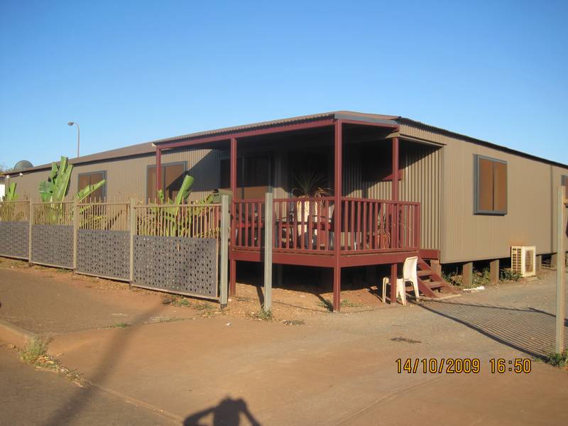 The Convenience of an Office with Accommodation and Ocean Views Picture 1