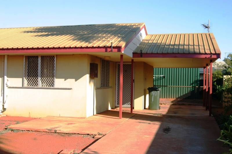 LOOK AT THE SIZE OF THIS SHED Picture 1