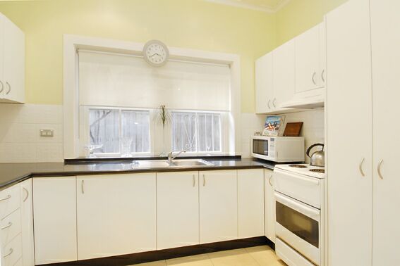 SEMI-SIZED APARTMENT Picture 2