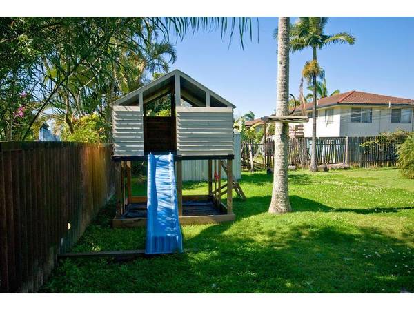 BRING YOUR PETS, BOAT & TRAILER Picture 2