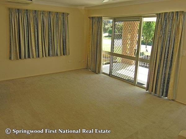 STYLISH, SPACIOUS & CENTRAL Picture 3