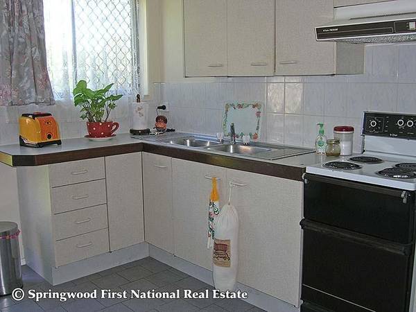 3 BEDROOM TOWNHOUSE Picture 2