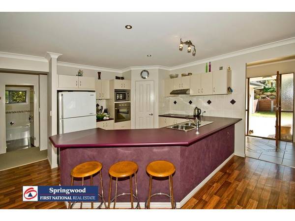 A MAGNIFICENT HOME TO BE ENJOYED BY THE WHOLE FAMILY Picture 3