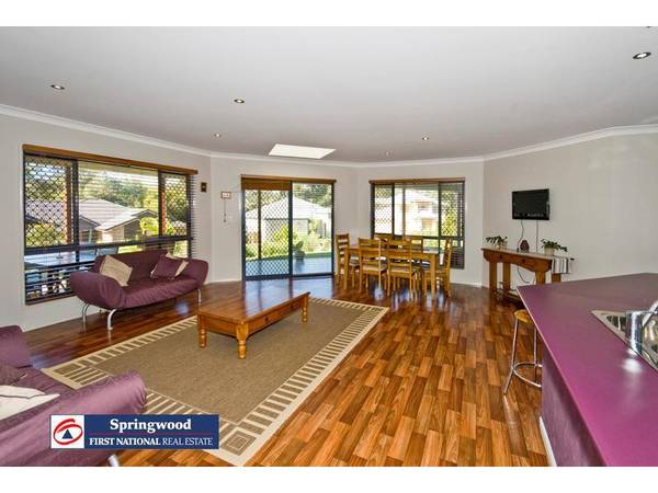 A MAGNIFICENT HOME TO BE ENJOYED BY THE WHOLE FAMILY Picture 2