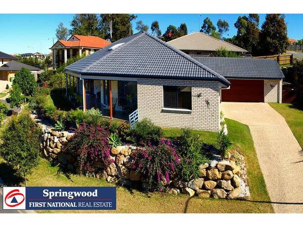 A MAGNIFICENT HOME TO BE ENJOYED BY THE WHOLE FAMILY Picture 1