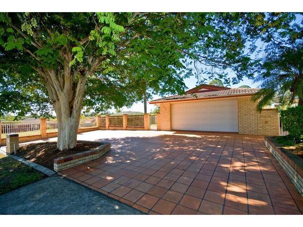 PRIVACY AND PRESTIGE WITH A POOL Picture 1