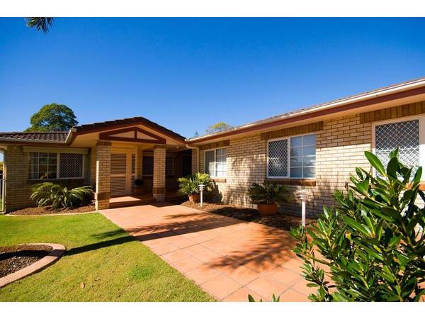 PRIVACY AND PRESTIGE WITH A POOL Picture 2