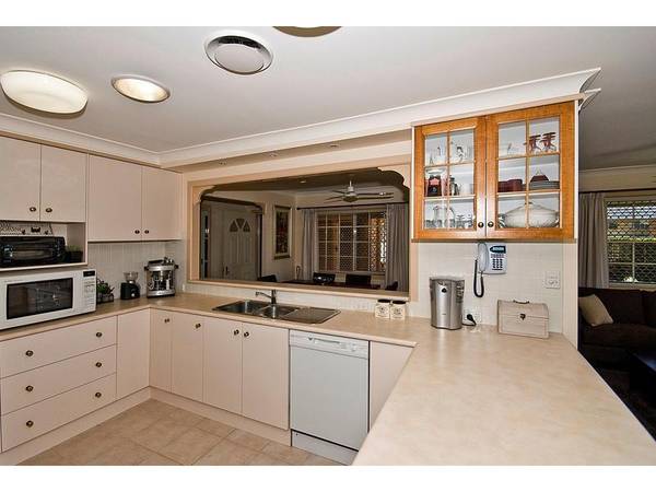 PRIVACY AND PRESTIGE WITH A POOL Picture 3