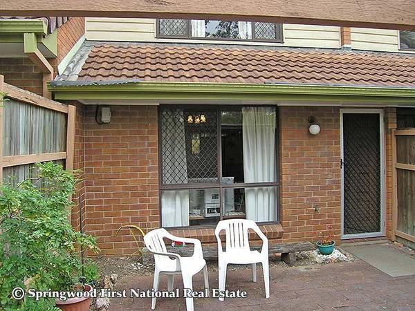 COMFORTABLE & COSY TOWNHOUSE Picture 3