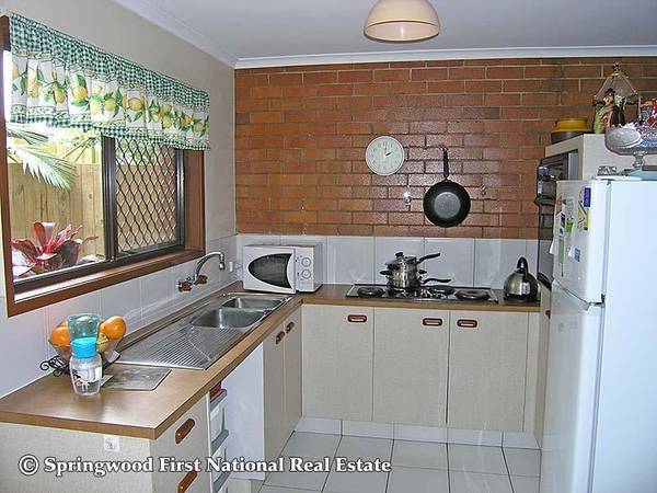 COMFORTABLE & COSY TOWNHOUSE Picture 2