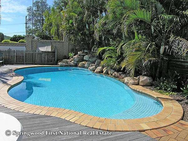 A TOWNHOUSE FOR ALL SEASONS Picture 3