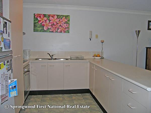 LIFESTYLE AND LOOKS IN THIS LOW-SET VILLA Picture 2