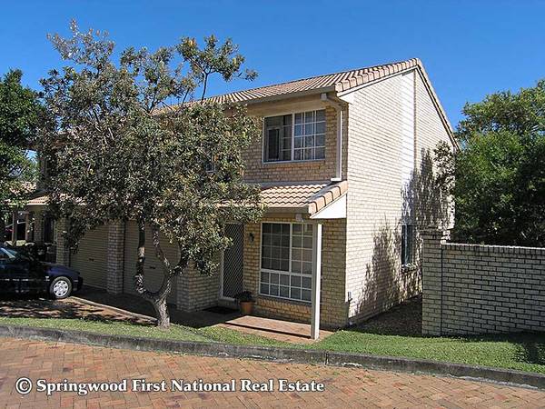 TRENDY 3 BEDROOM TOWNHOUSE Picture 1