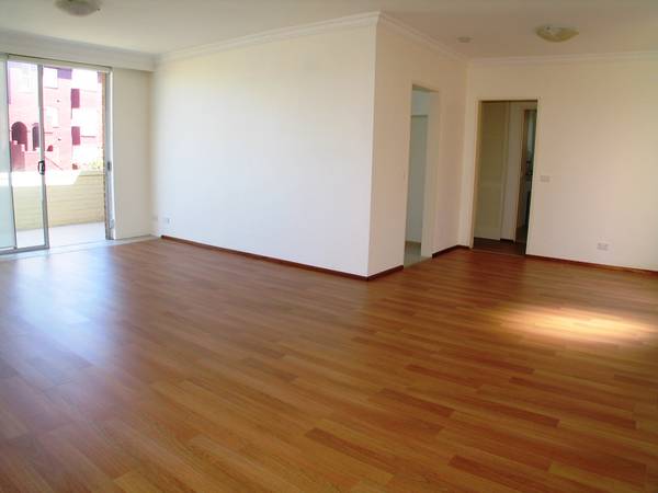 SUPERBLY RENOVATED APARTMENT WITH VIEWS Picture 2