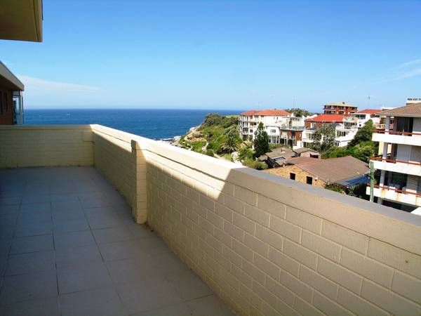 SUPERBLY RENOVATED APARTMENT WITH VIEWS Picture 1