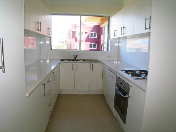 SUPERBLY RENOVATED APARTMENT WITH VIEWS Picture 3