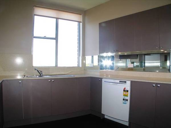 PANORAMIC HARBOUR VIEWS FROM IMMACULATELY RENOVATED APARTMENT Picture 3