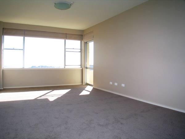 PANORAMIC HARBOUR VIEWS FROM IMMACULATELY RENOVATED APARTMENT Picture 2